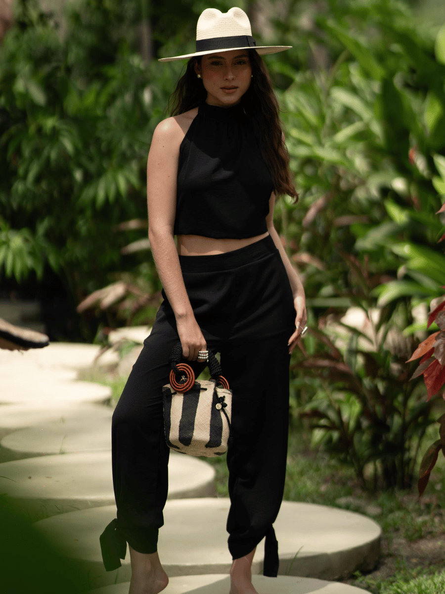 Pantalón negro en seda ajuste en cintura y bota Nuna