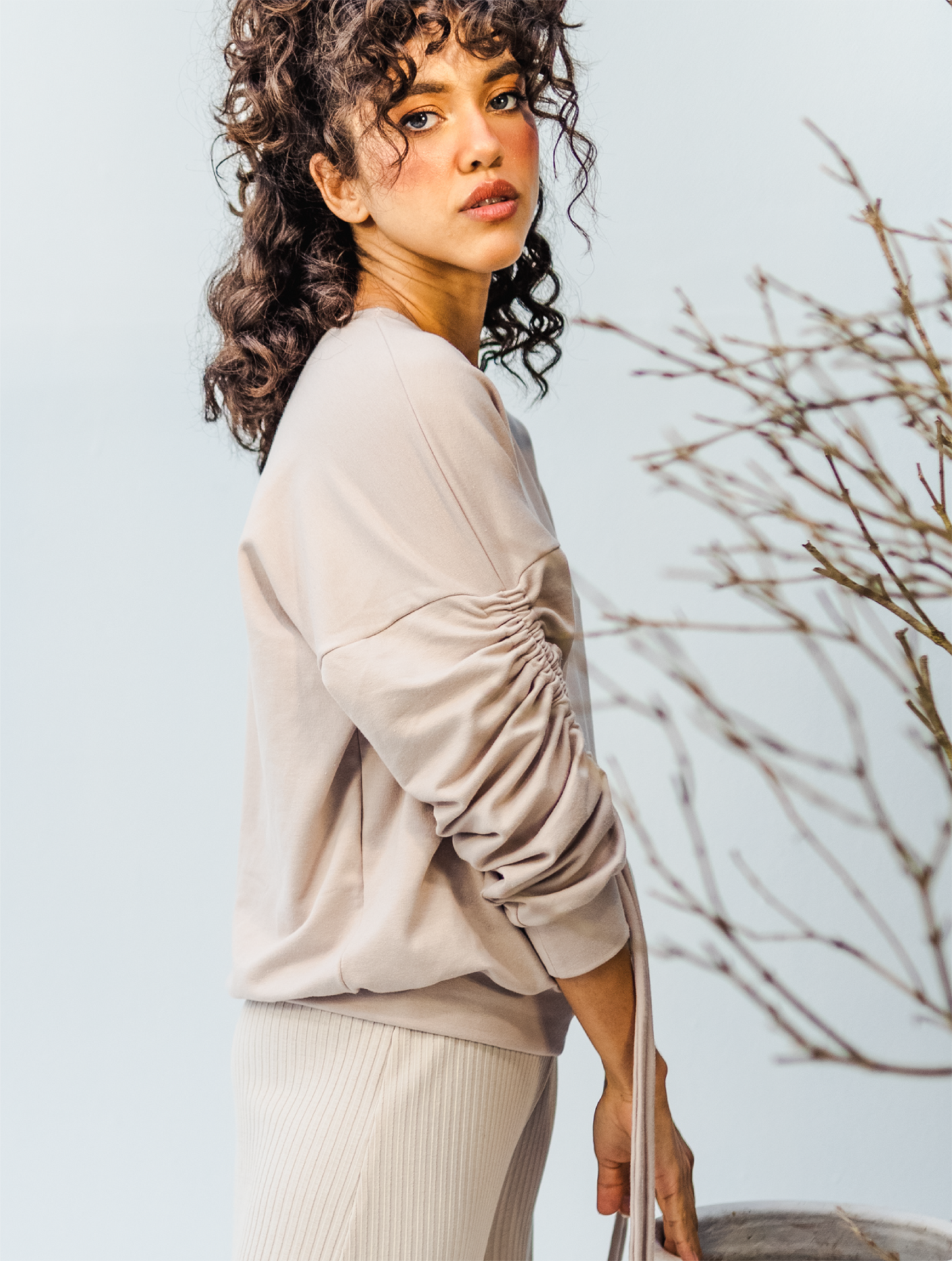 Suéter con recogido en las mangas beige Kokama