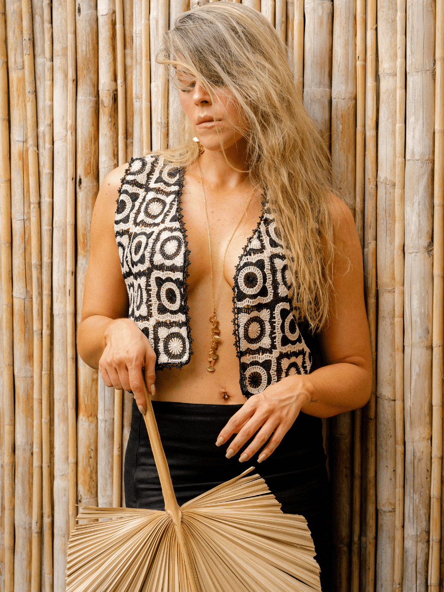 Chaleco corto abierto en tejido crochet sin mangas Olas de Lujo