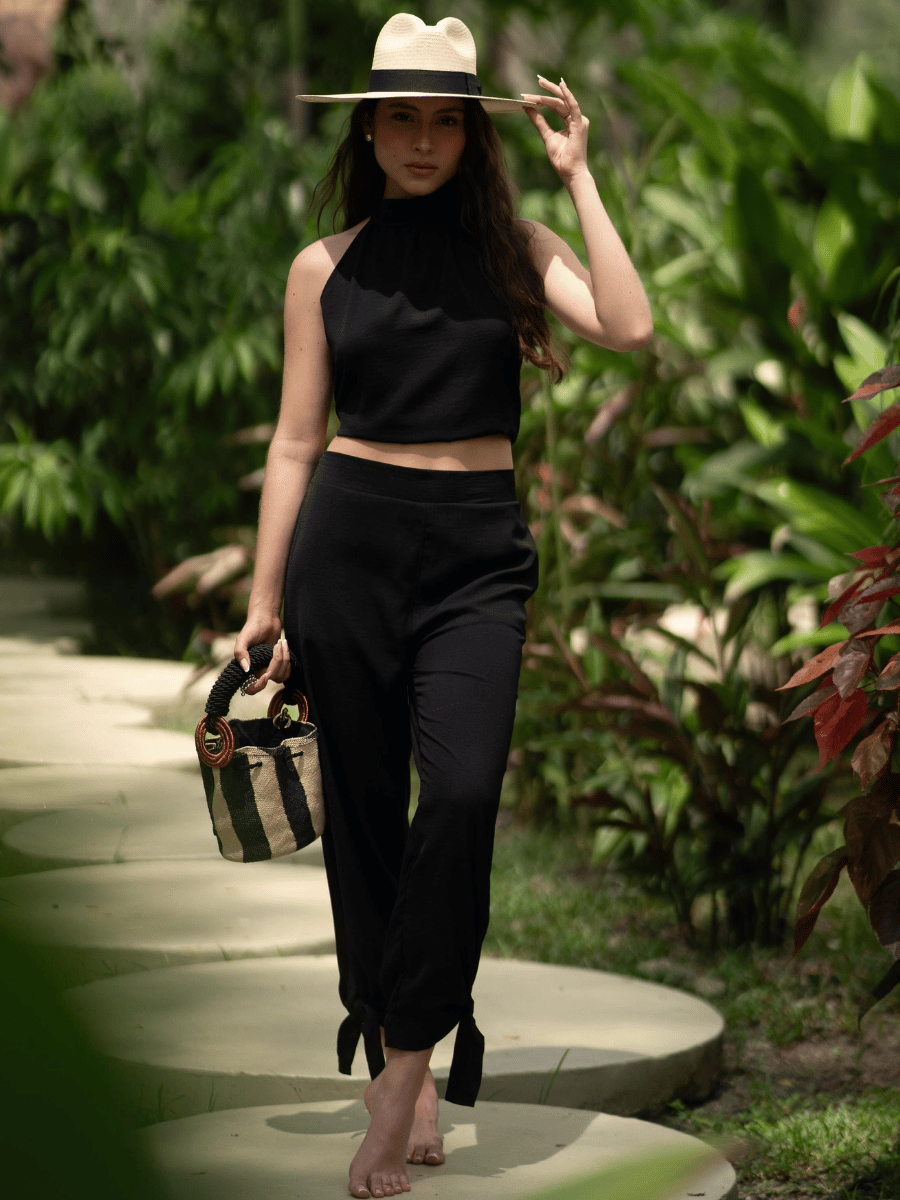 Pantalón negro en seda ajuste en cintura y bota Nuna