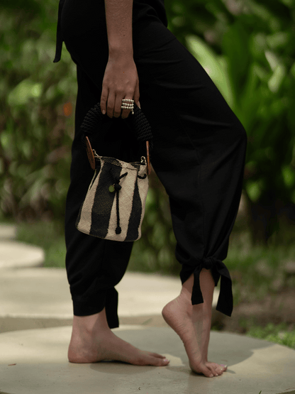 Pantalón negro en seda ajuste en cintura y bota Nuna