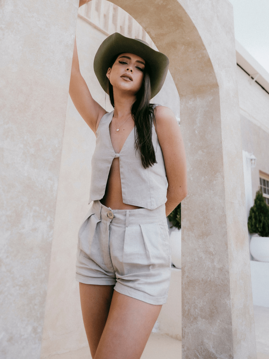 Short clásico corto en lino beige Brisa Eterna