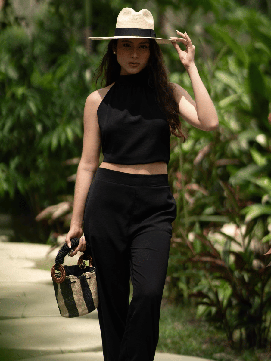 Top clásico corto espalda afuera negro Nuna