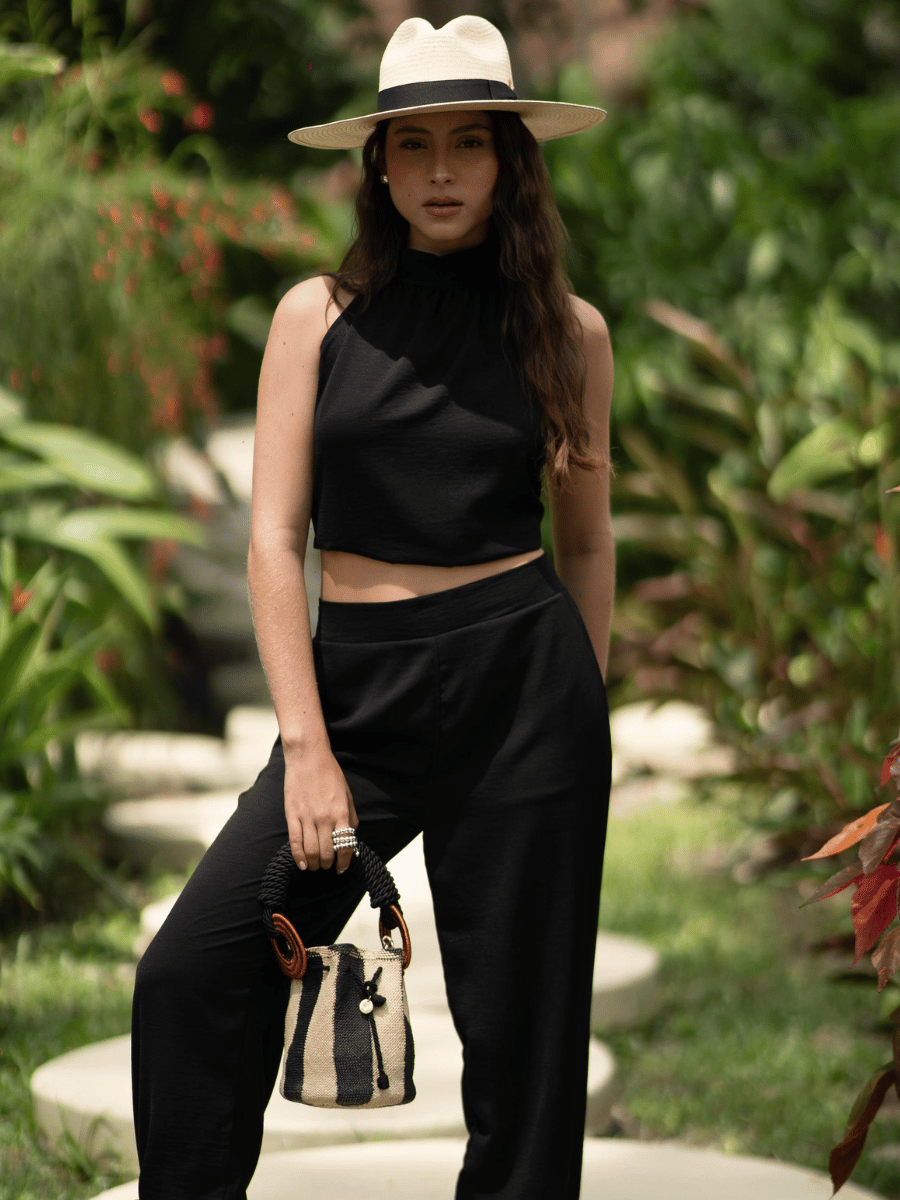 Top clásico corto espalda afuera negro Nuna