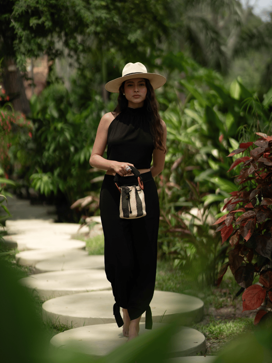 Top clásico corto espalda afuera negro Nuna