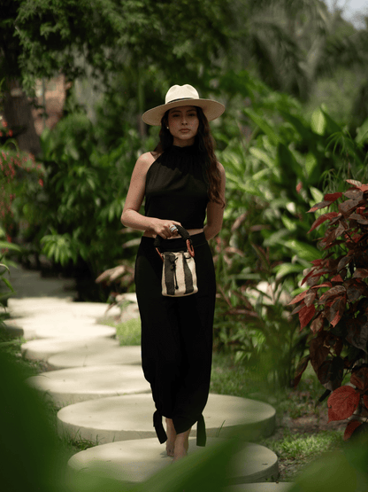 Top clásico corto espalda afuera negro Nuna