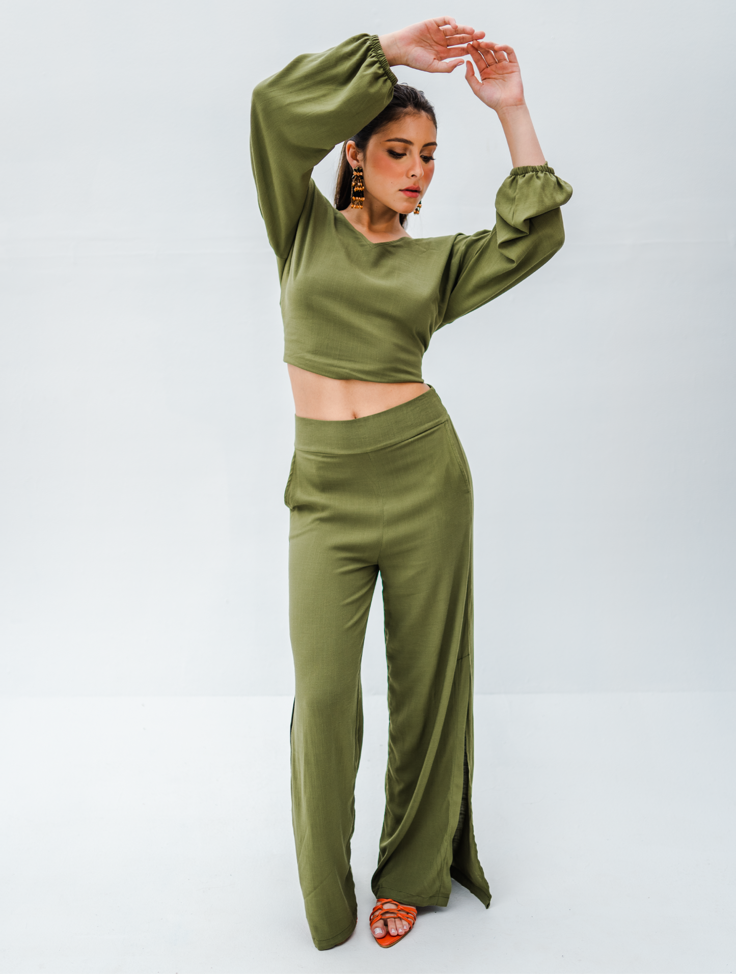 Set en lino crop top manga larga y pantalón con abertura Kubeo